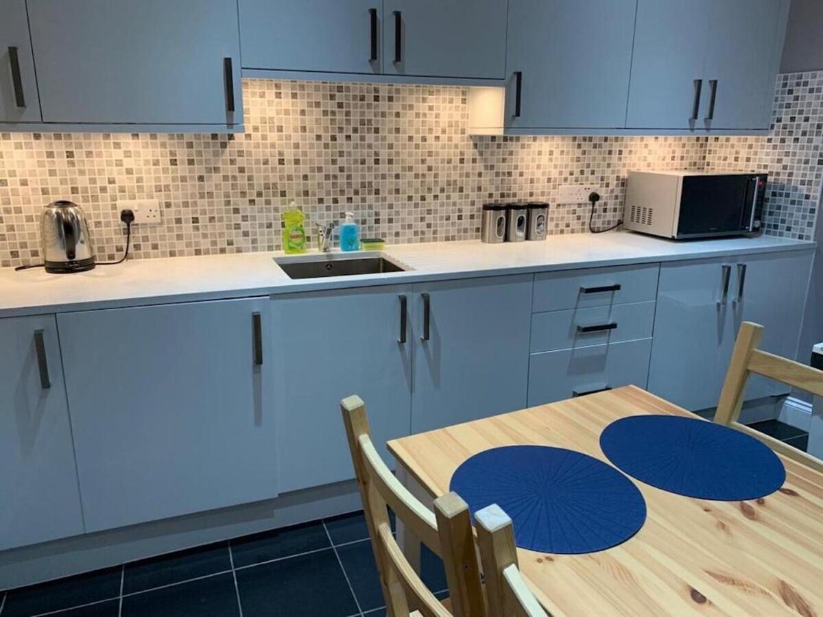 Wood Green Budget Rooms - Next To Mall & Metro Station - 10 Min To City Center Londres Exterior foto