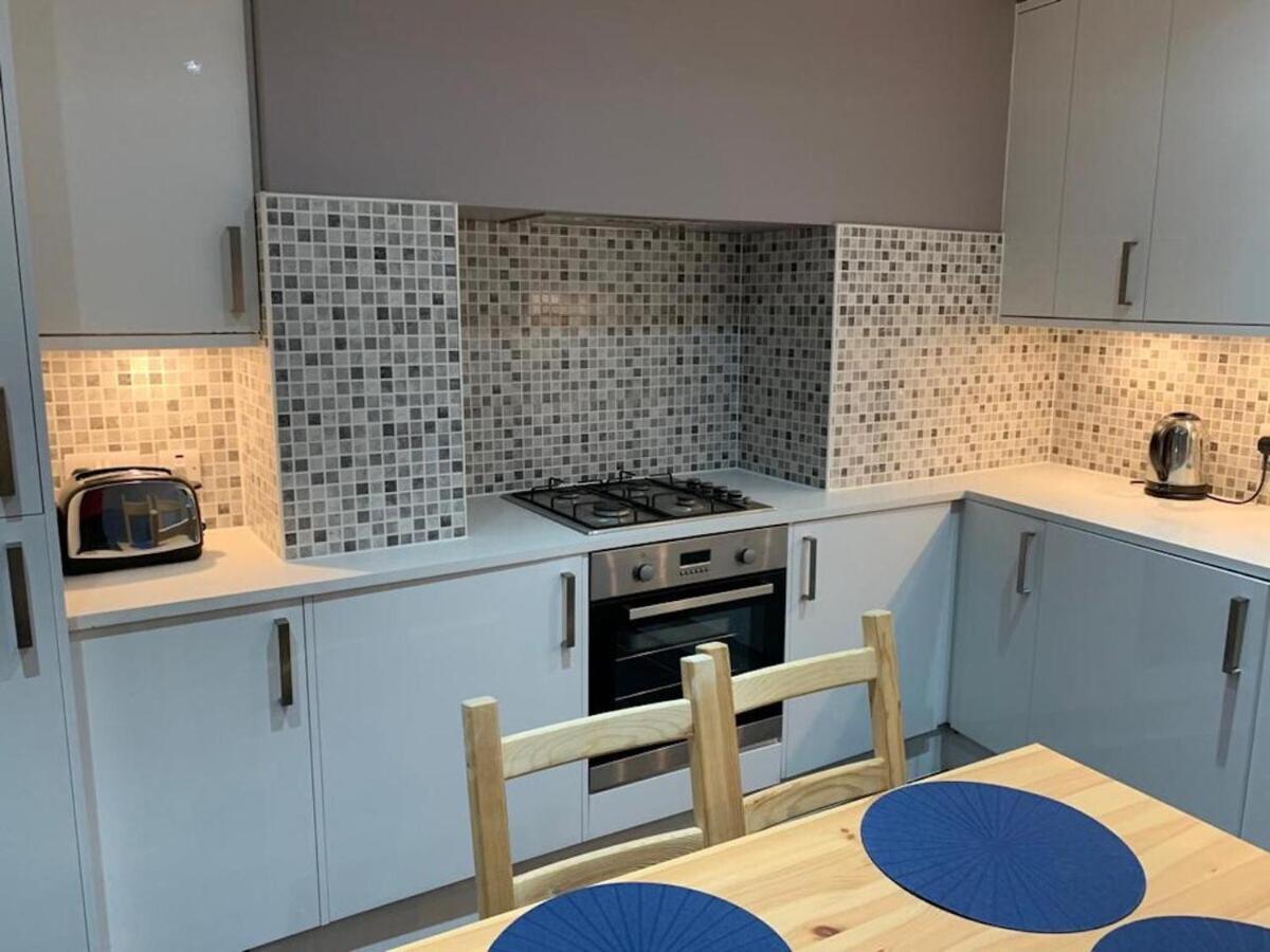 Wood Green Budget Rooms - Next To Mall & Metro Station - 10 Min To City Center Londres Exterior foto