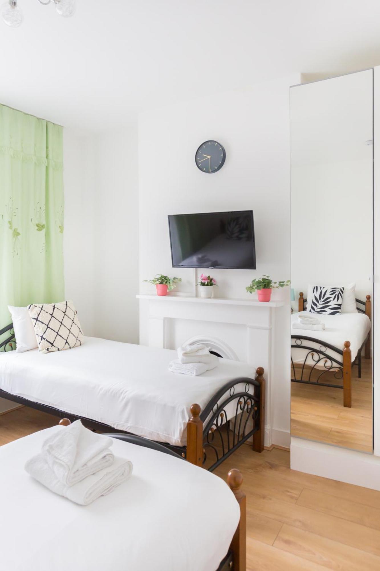 Wood Green Budget Rooms - Next To Mall & Metro Station - 10 Min To City Center Londres Exterior foto