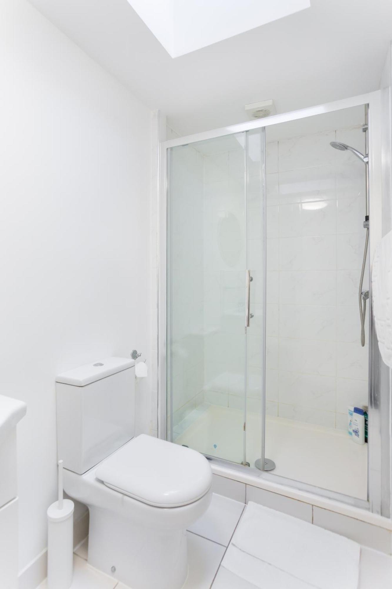 Wood Green Budget Rooms - Next To Mall & Metro Station - 10 Min To City Center Londres Exterior foto