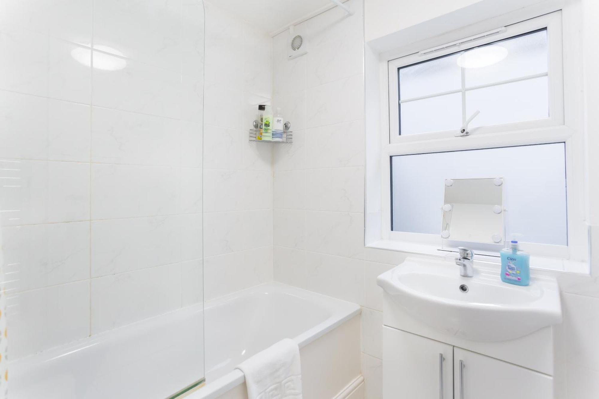 Wood Green Budget Rooms - Next To Mall & Metro Station - 10 Min To City Center Londres Exterior foto