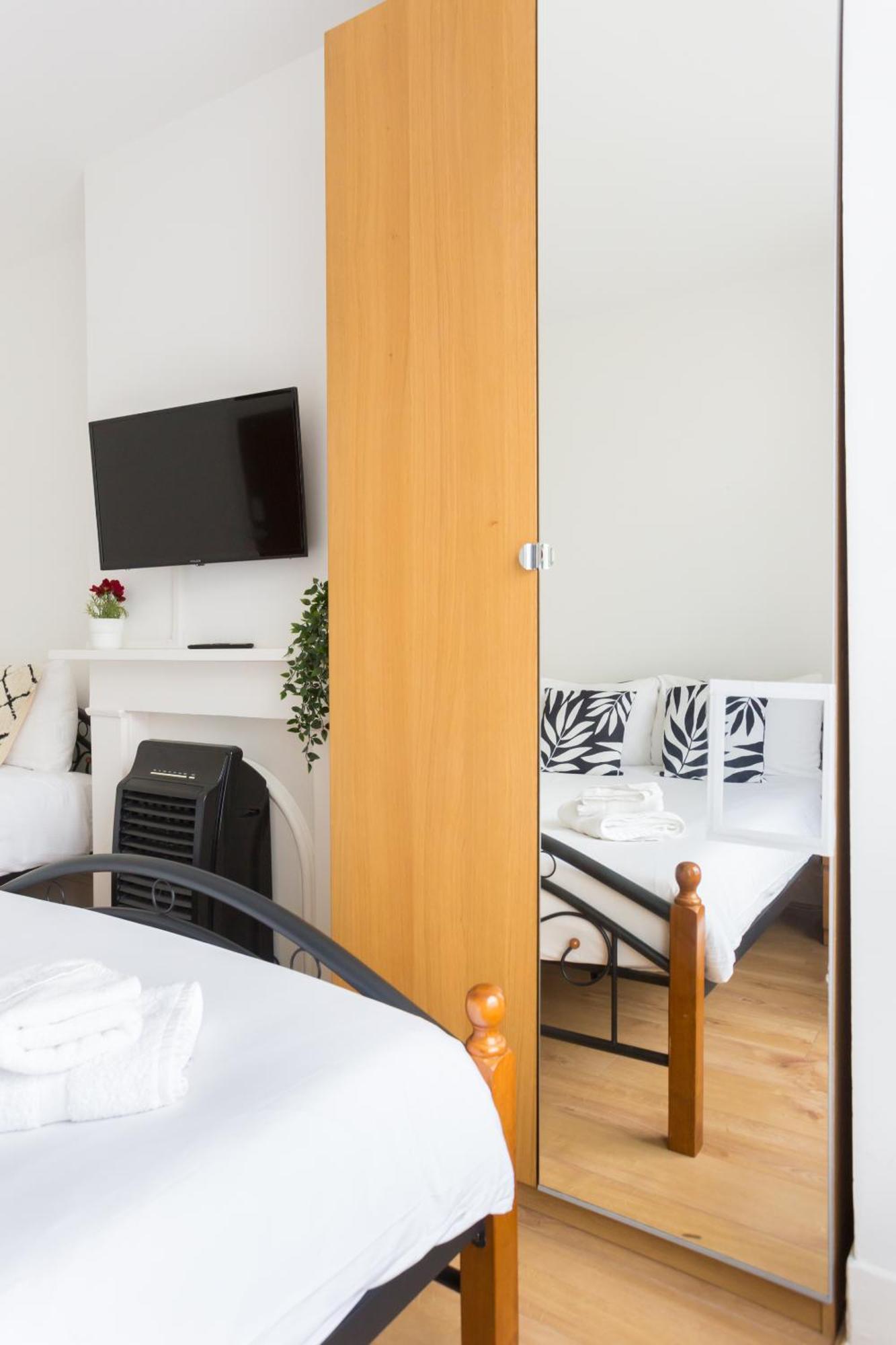 Wood Green Budget Rooms - Next To Mall & Metro Station - 10 Min To City Center Londres Exterior foto